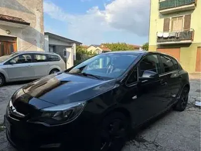 Usata Opel Astra 140 CV (102 kW) 2014 Berlina