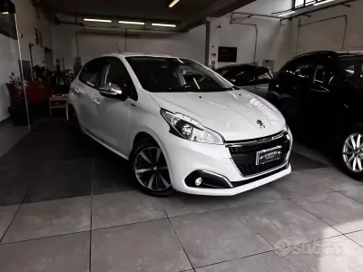 Usata Peugeot 208 Signature Sky 102 CV (75 kW) 2020 Bianco Utilitaria