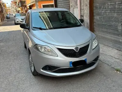 Usata Lancia Ypsilon Gold 69 CV (50 kW) 2016 Grigio Utilitaria