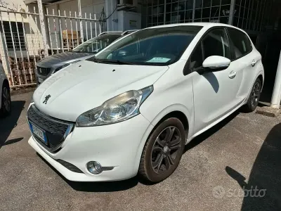 Usata Peugeot 208 Active 68 CV (50 kW) 2014 Bianco Utilitaria