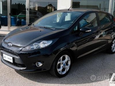 Usata Ford Fiesta Trend 70 CV (51 kW) 2012 Grigio Utilitaria