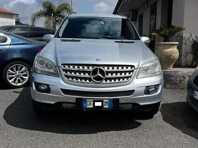 Usata Mercedes ML320 306 CV (225 kW) 2007 Grigio SUV