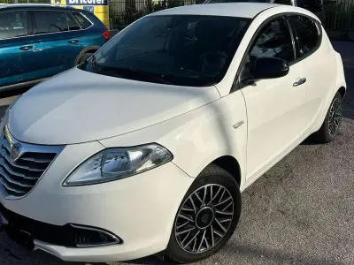 Usata Lancia Ypsilon 69 CV (50 kW) 2015 Bianco Utilitaria