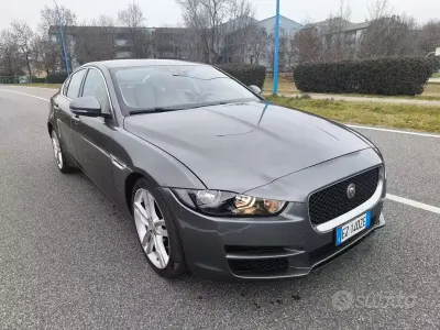 Usata Jaguar XE Portfolio 180 CV (132 kW) 2015 Grigio Berlina
