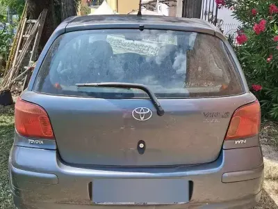 Usata Toyota Yaris 65 CV (47 kW) 2005 Marrone Berlina
