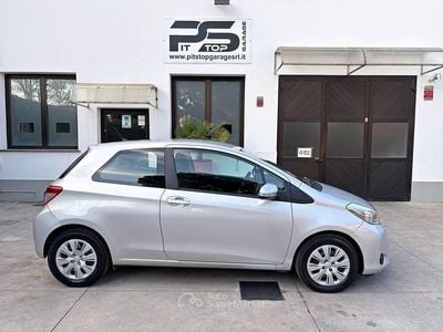 Usata Toyota Yaris Lounge 69 CV (50 kW) 2013 Argento Utilitaria