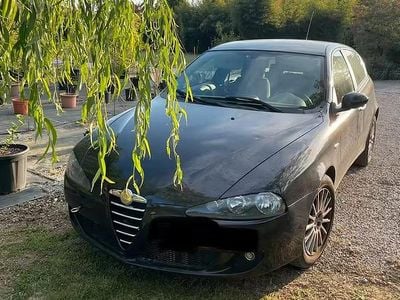 Begagnad Alfa Romeo 147 Distinctive 105 HK (77 kW) 2005 Svart Halvkombi