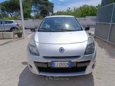 Usata Renault Clio II Dynamique 75 CV (55 kW) 2011 Argento Berlina