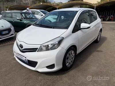 Usata Toyota Yaris 90 CV (66 kW) 2013 Bianco Utilitaria