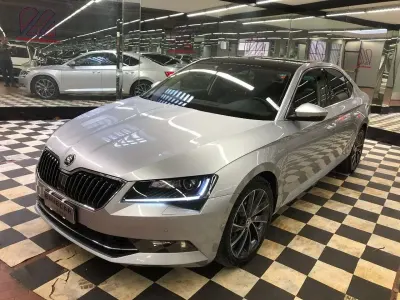 Usado Skoda Superb LAURIN & KLEMENT 280 CV (205 kW) 2016 Plateado Familiar