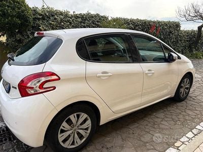 Usata Peugeot 208 68 CV (50 kW) 2013 Bianco Utilitaria