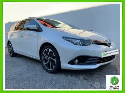 Usata Toyota Auris Touring Sports Lounge 112 CV (82 kW) 2016 Bianco Station wagon