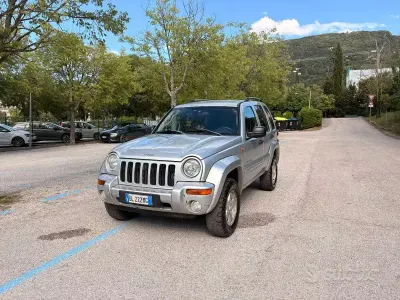 Usata Jeep Cherokee 163 CV (119 kW) 2004 Grigio SUV