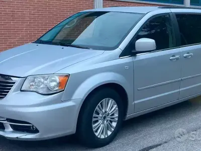 Usata Lancia Voyager 2012 Grigio Monovolume