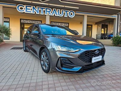 Grigio Usata 2022 Ford Focus ST-Line Berlina | 16.490 € (Buon prezzo)