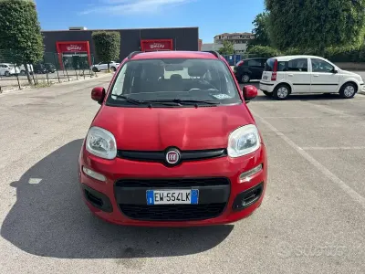 Usata Fiat Panda Lounge 69 CV (50 kW) 2014 Rosso Utilitaria