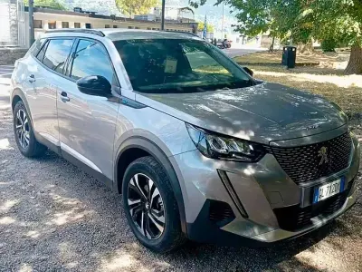 Usata Peugeot 2008 Allure 56 kW (77 CV) 2022 Grigio SUV