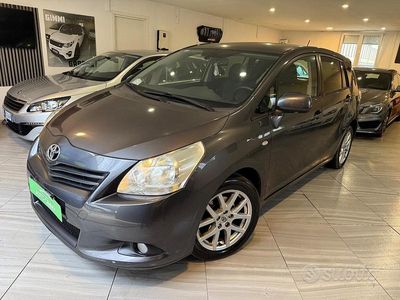 Usata Toyota Verso 126 CV (92 kW) 2009 Grigio Monovolume