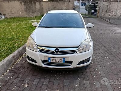Usata Opel Astra 101 CV (74 kW) 2008 Bianco Berlina