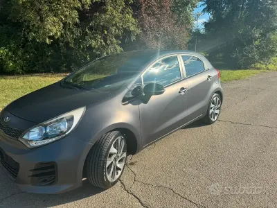 Usata Kia Rio 90 CV (66 kW) 2015 Grigio Berlina