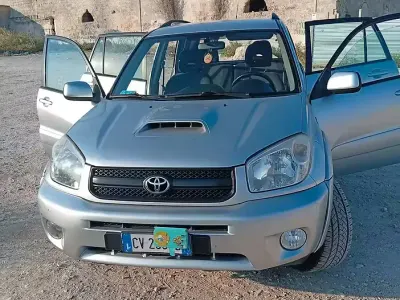 Usata Toyota RAV4 116 CV (85 kW) 2005 Grigio SUV