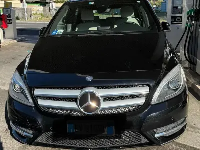 Käytetty Mercedes B200 2014 Musta Tila-auto