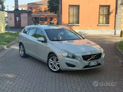 Usata Volvo V60 R-Design 215 CV (158 kW) 2011 Grigio Station wagon
