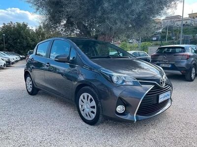Usata Toyota Yaris 90 CV (66 kW) 2016 Grigio Utilitaria
