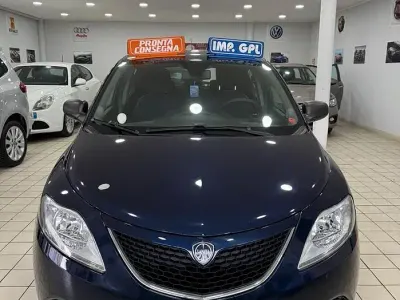 Usado Lancia Ypsilon 69 CV (50 kW) 2016 Azul Utilitario