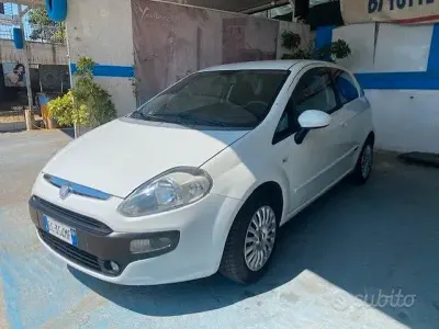 Usata Fiat Grande Punto 77 CV (56 kW) 2010 Bianco Utilitaria