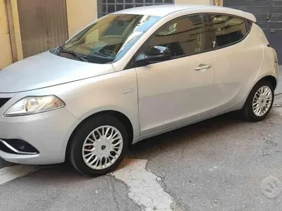 Usata Lancia Ypsilon Gold 69 CV (50 kW) 2017 Grigio metallizzato Utilitaria