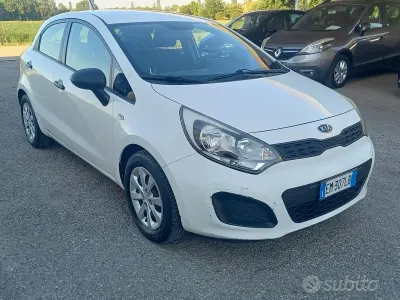 Usata Kia Rio EX 85 CV (62 kW) 2012 Bianco Berlina