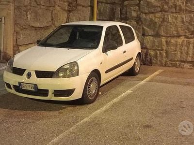 Usata Renault Clio II 68 CV (50 kW) 2006 Bianco Furgone