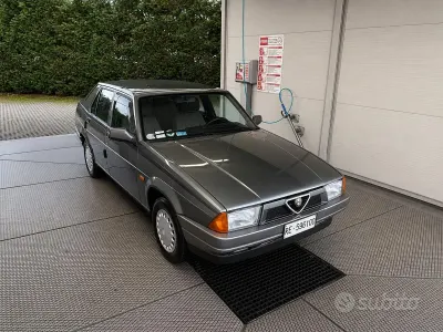 Usata Alfa Romeo 75 110 CV (80 kW) 1990 Grigio Berlina