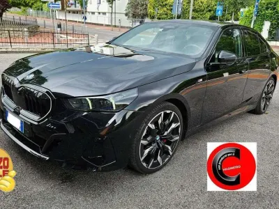 Usata BMW 520 M Sport 197 CV (144 kW) 2024 Sapphire schwarz met Berlina