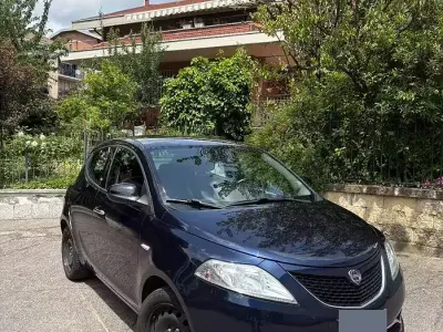 Usata Lancia Ypsilon Silver 69 CV (50 kW) 2017 Bluazzurro Utilitaria