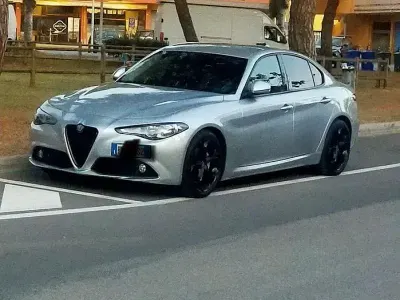 Usata Alfa Romeo Giulia 150 CV (110 kW) 2017 Grigio Berlina