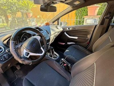 Begagnad Ford Fiesta 75 HK (55 kW) 2015 Vit Halvkombi