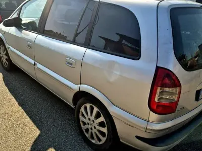 Usata Opel Zafira 125 CV (91 kW) 2005 Grigio Monovolume