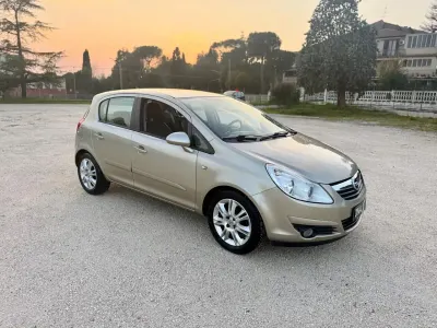 Usata Opel Corsa 80 CV (58 kW) 2009 Oro Utilitaria