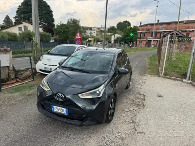 Usado Toyota Aygo Connect Style 72 HP (52 kW) 2019 Castanho Citadino