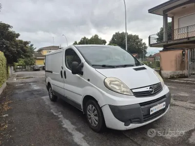 Usata Opel Vivaro 114 CV (83 kW) 2011 Bianco Monovolume