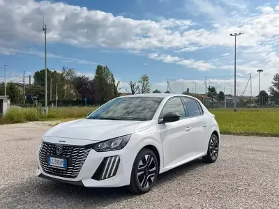 Usata Peugeot 208 Allure 101 CV (74 kW) 2024 Bianco Utilitaria