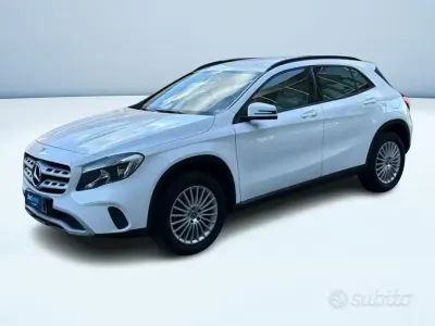 Usata Mercedes GLA180 Business 109 CV (80 kW) 2018 Bianco pastello SUV