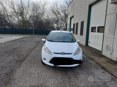 Usata Ford Fiesta 60 CV (44 kW) 2011 Bianco Utilitaria