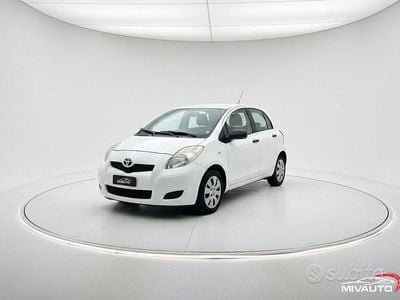 Usata Toyota Yaris Sol 69 CV (50 kW) 2011 Bianco Utilitaria