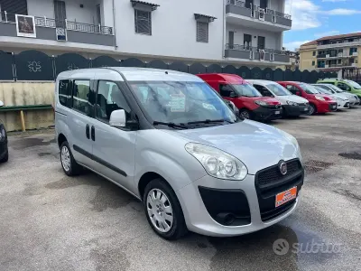 Usado Fiat Doblò 105 HP (77 kW) 2013 Cinzento Monovolume