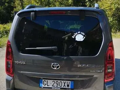 Usata Toyota Proace Verso City 77 kW (105 CV) 2023 Argento Station wagon