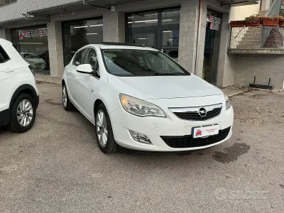 Usata Opel Astra 125 CV (91 kW) 2010 Bianco Berlina