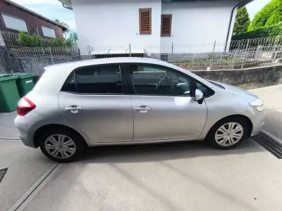 Usata Toyota Auris Sol 90 CV (66 kW) 2011 Argento Utilitaria